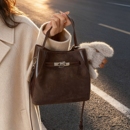 美拉德复古麂皮包包女2025新款 秋冬百搭通勤斜挎包女士手提水桶包