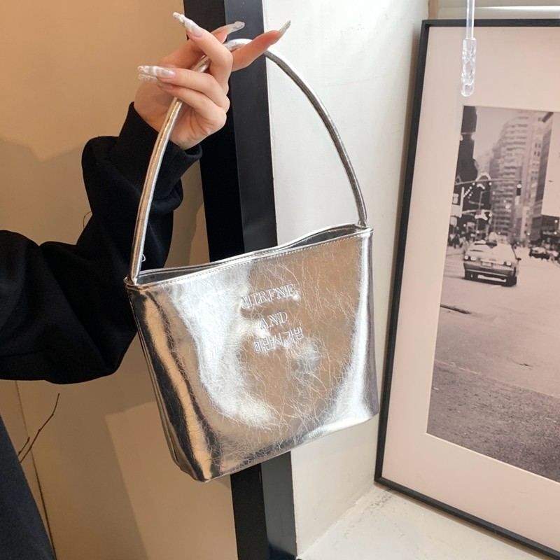 今年流行银色包包女士2025秋冬新款上班小拎包百搭单肩腋下水桶包,箱包皮具/热销女包/男包,通用款女包,淘宝优惠券,粉丝福利购,淘宝优惠卷