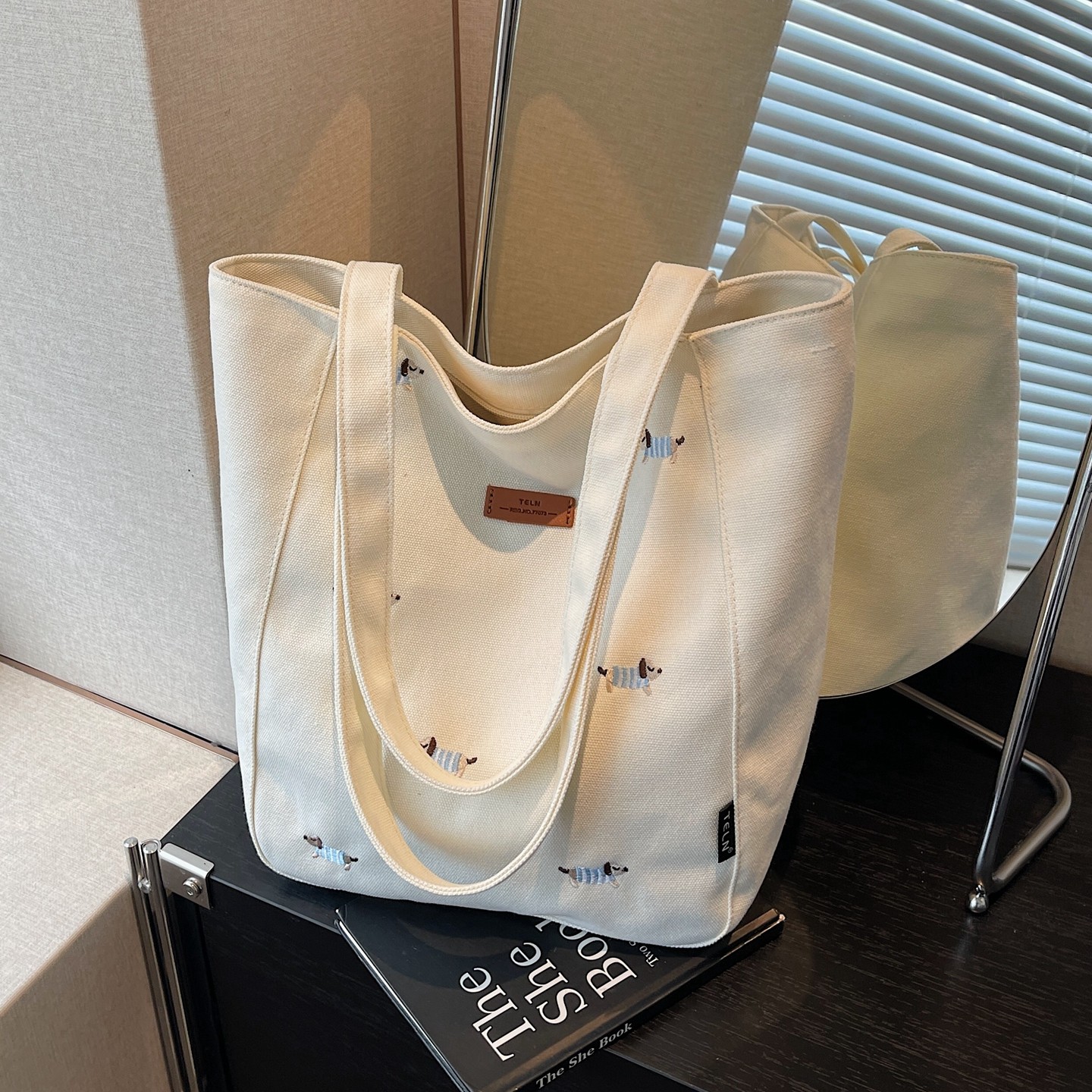 刺绣腊肠狗帆布包女秋冬休闲大容量托特包超火学生上课通勤单肩包,箱包皮具/热销女包/男包,通用款女包,淘宝优惠券,粉丝福利购,淘宝优惠卷