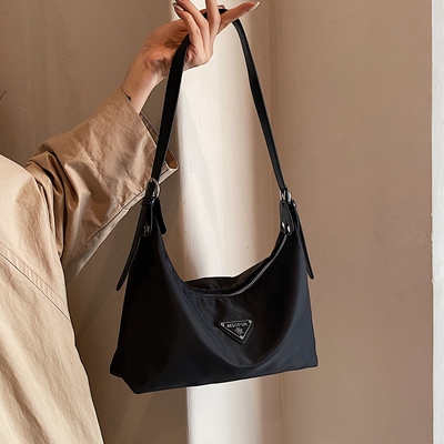 时尚百搭尼龙布单肩斜挎饺子包