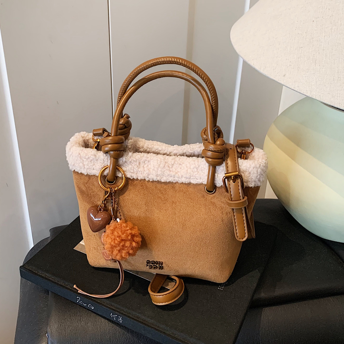时尚复古手提水桶包毛绒斜挎包