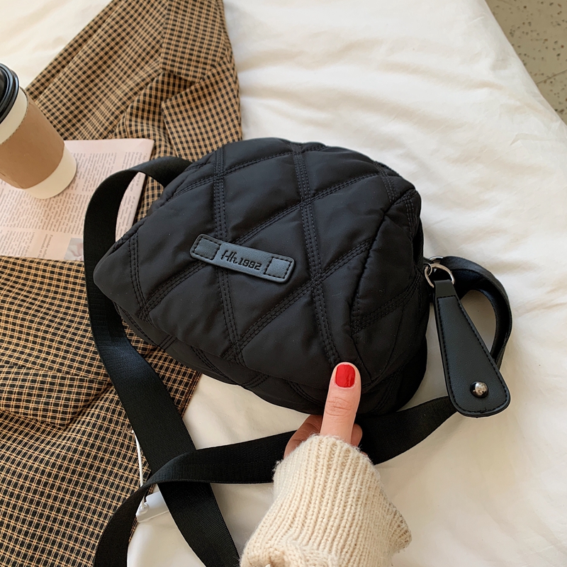 网红时尚尼龙包包女2025秋冬新款单肩包菱格斜挎包百搭ins贝壳包