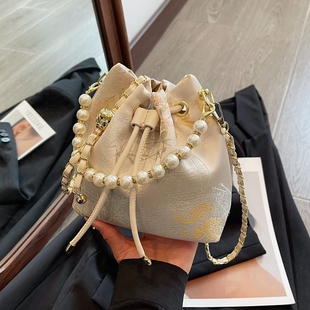 新中式国风刺绣包包女2026新款潮高级感链条斜挎包珍珠手提水桶包