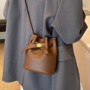韩版小众复古水桶包女2025新款简约质感百搭斜挎包通勤单肩手机包