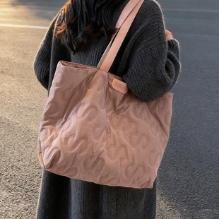 休闲大容量包包女2025新款 秋冬超火托特包日常通勤百搭单肩棉服包