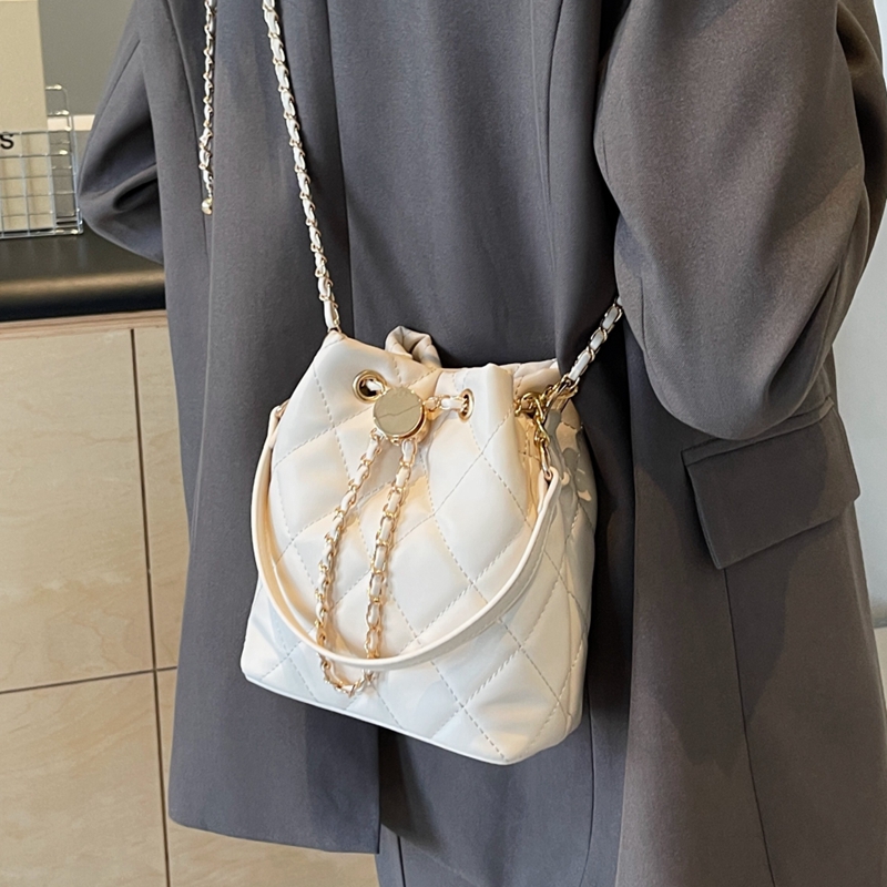 流行时尚百搭菱格链条斜挎水桶包