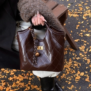 今年流行爆款包包女2026新款复古百搭通勤斜挎包手提菜篮子水桶包