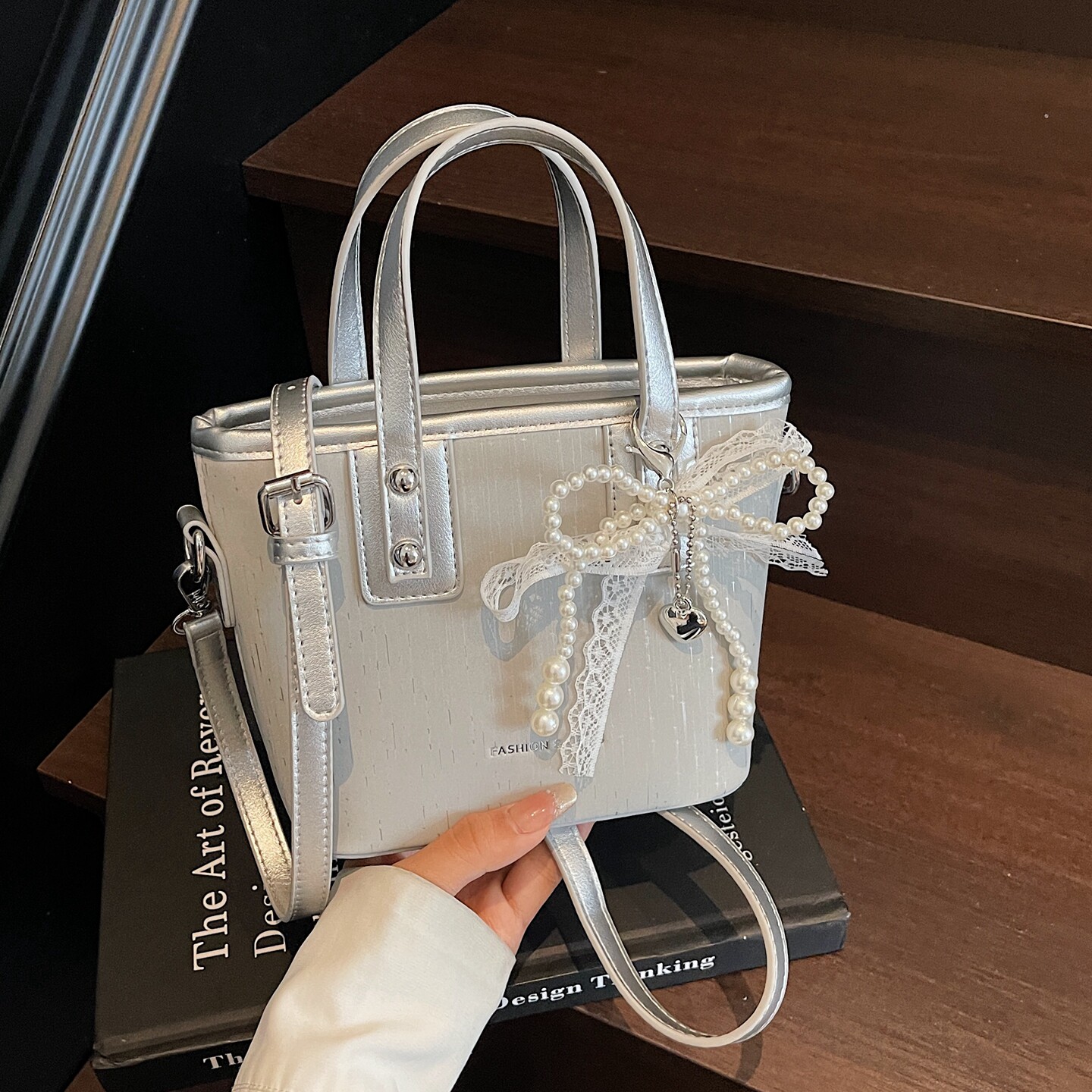 超火银色小包包女夏2026新款高级感小众设计斜挎包百搭手提水桶包