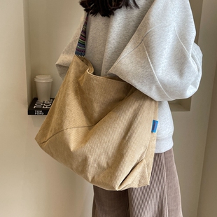 早八通勤包包女大学生上课包春夏季新款灯芯绒托特包大容量斜挎包