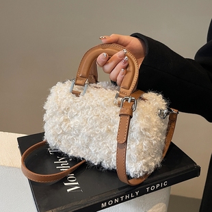 超火小众羊羔毛包包女2026新款冬季时尚毛绒斜挎包毛毛手提枕头包