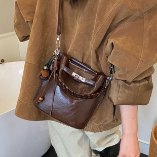 今年流行包包水桶包女2026新款春夏百搭复古斜挎包通勤手提小拎包