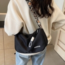 休闲百搭帆布包包女2025新款 宽肩带斜挎包轻便简约单肩枕头包 时尚