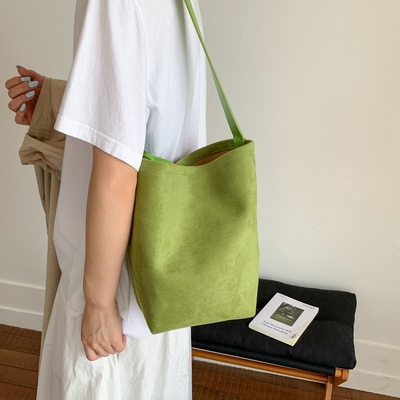 韩系休闲大容量麂皮绒水桶包