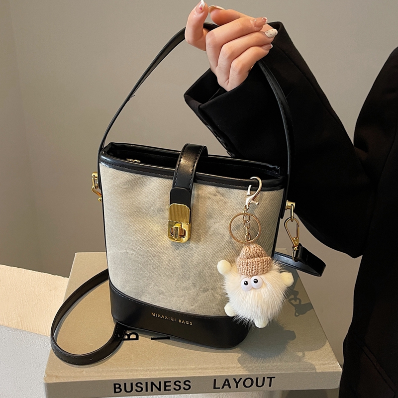 秋冬时尚撞色百搭斜挎手提水桶包