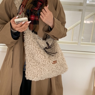 韩系慵懒风羊羔毛包包女冬季新款毛毛托特包大容量通勤斜挎毛绒包