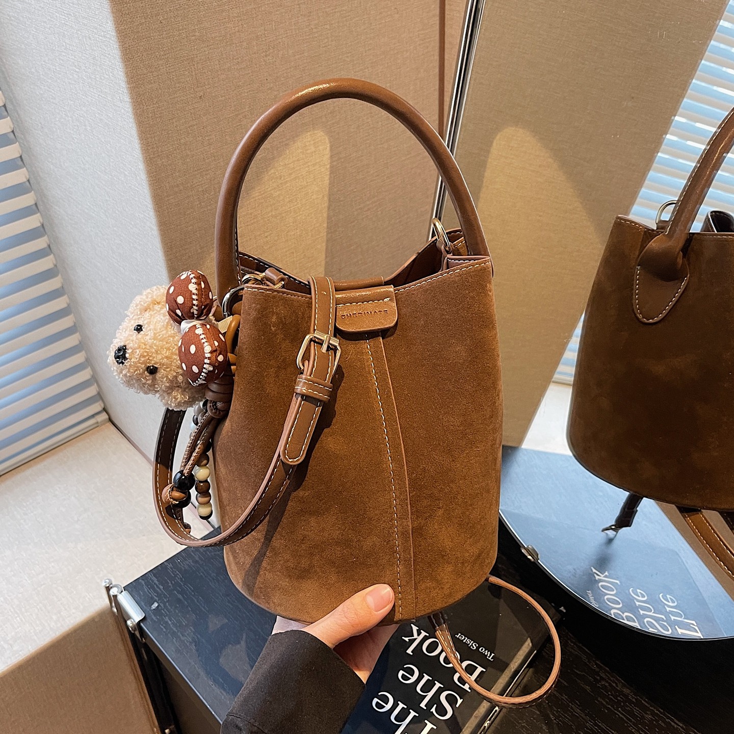 美拉德复古磨砂包包女2026新款秋冬通勤百搭斜挎包超火手提水桶包