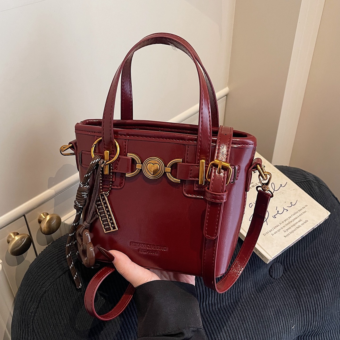 复古红色包包女2025新款秋冬高级感百搭斜挎包时尚超火手提水桶包