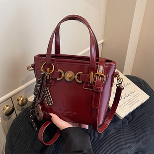 复古红色包包女2026新款秋冬高级感百搭斜挎包时尚超火手提水桶包