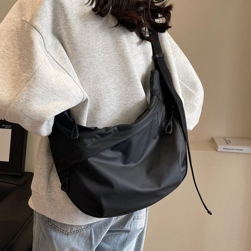 运动休闲大容量牛津布斜挎饺子包