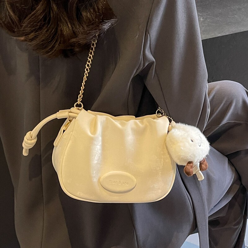 今年流行小包包女2026新款休闲通勤单肩包超火链条斜挎水桶包