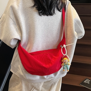 红色帆布饺子包女2025新款秋冬轻便单肩包超火百搭学生通勤斜挎包