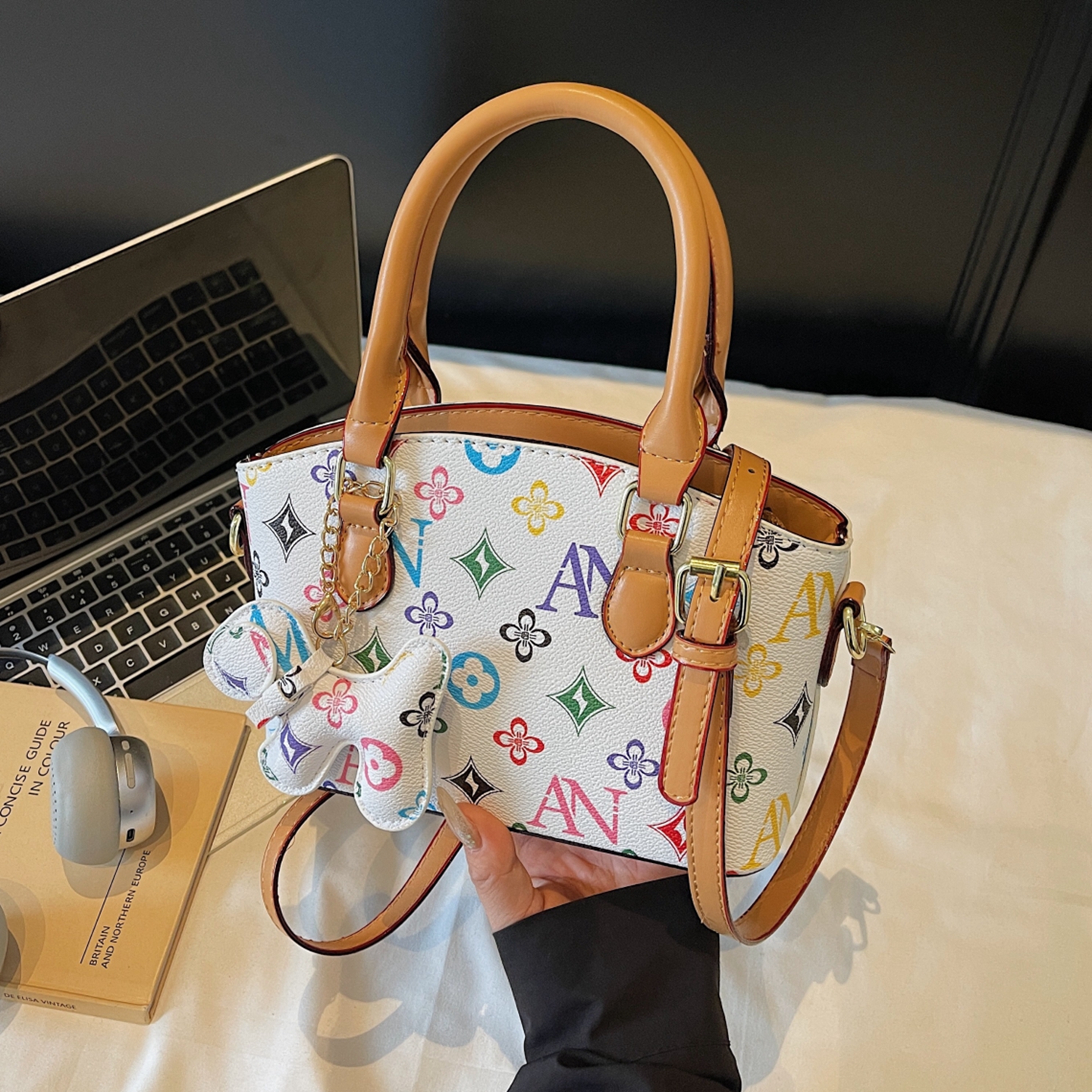 高级感印花斜挎包休闲手提水桶包