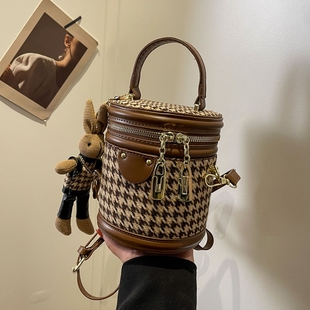 今年流行包包女2025新款潮秋冬高级质感斜挎水桶包小众手提圆筒包