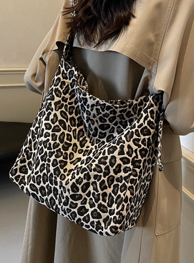 豹纹帆布包包女大容量2026新款秋冬流行单肩包休闲通勤斜挎托特包