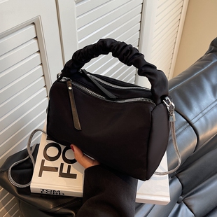 今年流行包包女2025新款爆款链条斜挎包休闲尼龙布单肩手提枕头包