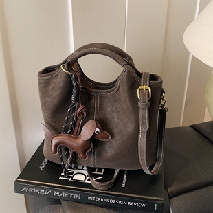 今年流行爆款包包女士2026新款休闲通勤百搭斜挎包复古手提水桶包