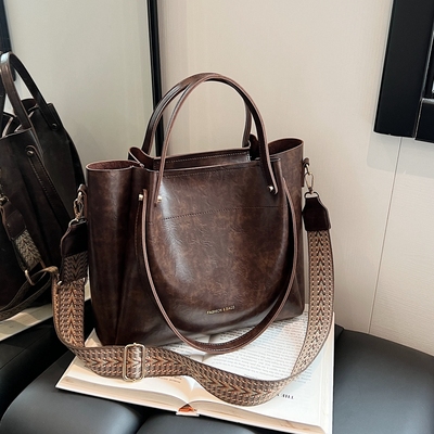 秋冬复古大容量水桶包宽带斜挎包