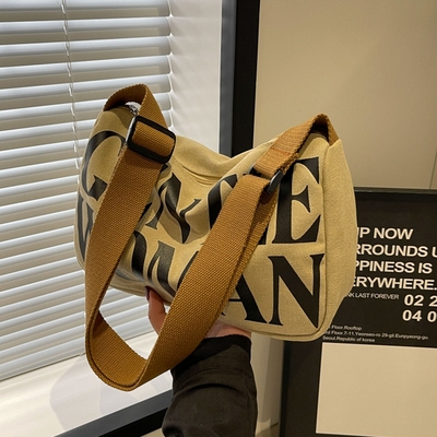 帆布大容量字母时尚斜挎枕头包