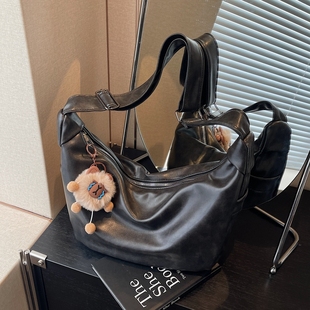 美拉德复古单肩包学生通勤斜挎饺子包 简约大容量包包女士2025新款
