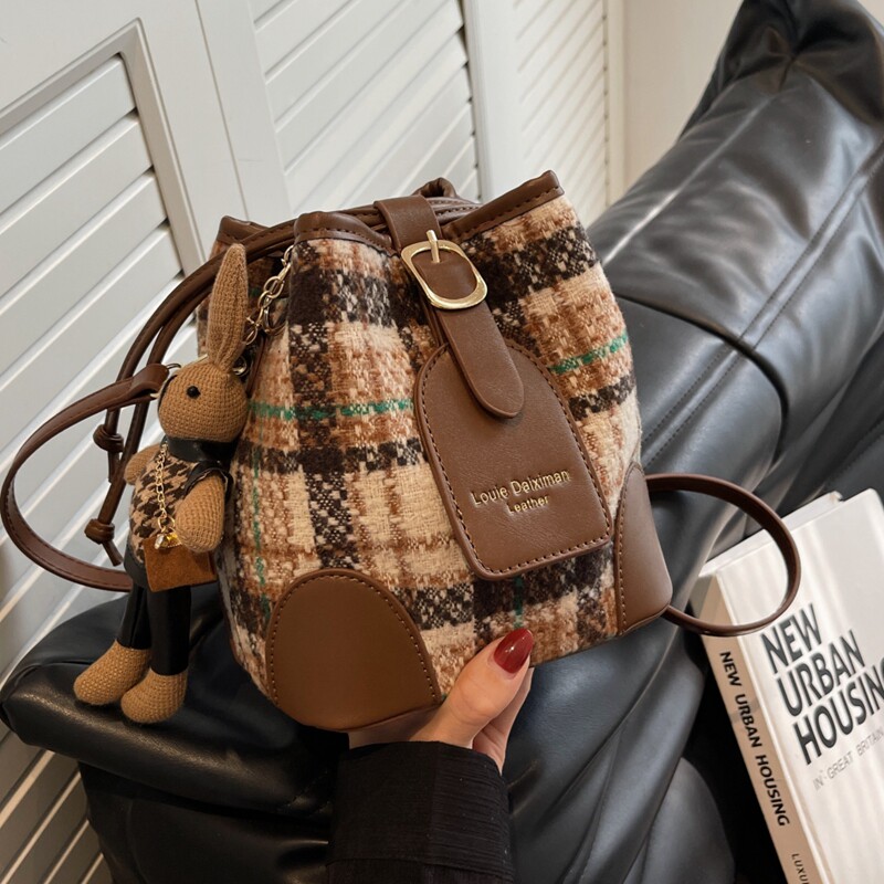 今年流行包包女2025秋冬新款时尚质感斜挎小包格子百搭复古水桶包,箱包皮具/热销女包/男包,通用款女包,淘宝优惠券,粉丝福利购,淘宝优惠卷