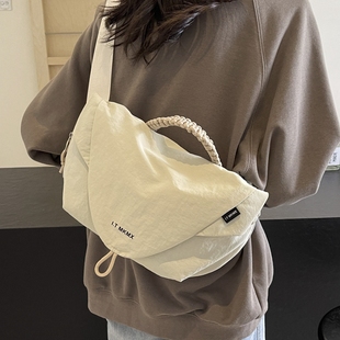 多功能胸包女式2026新款小众设计大容量休闲通勤斜挎饺子包手拎包