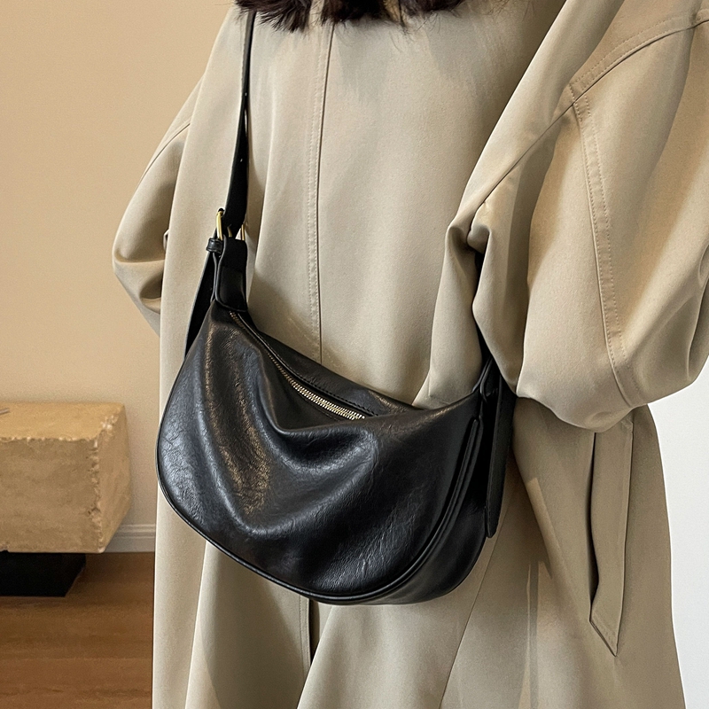 秋冬高级感复古饺子包斜挎单肩包