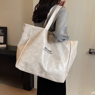 软皮大包包女2026新款时尚洋气单肩腋下包大容量通勤托特包旅行包