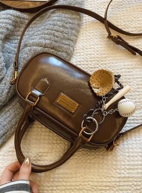 高级感小众包包女式2026新款秋冬复古通勤斜挎包百搭手提保龄球包