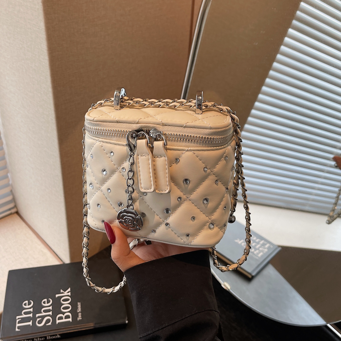 链条斜挎包超火流行爆款水桶包