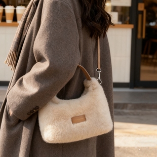 高级感毛绒包包女2025新款冬季时尚休闲斜挎包爆款毛毛手提月牙包