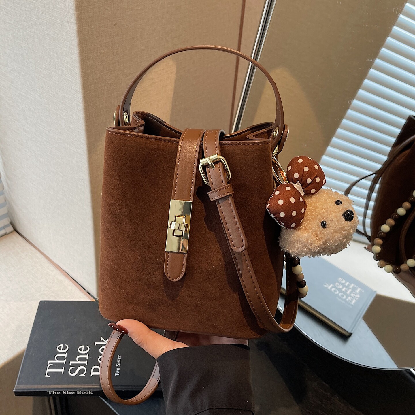 美拉德复古磨砂包包女2026新款高级质感百搭斜挎包通勤手提水桶包