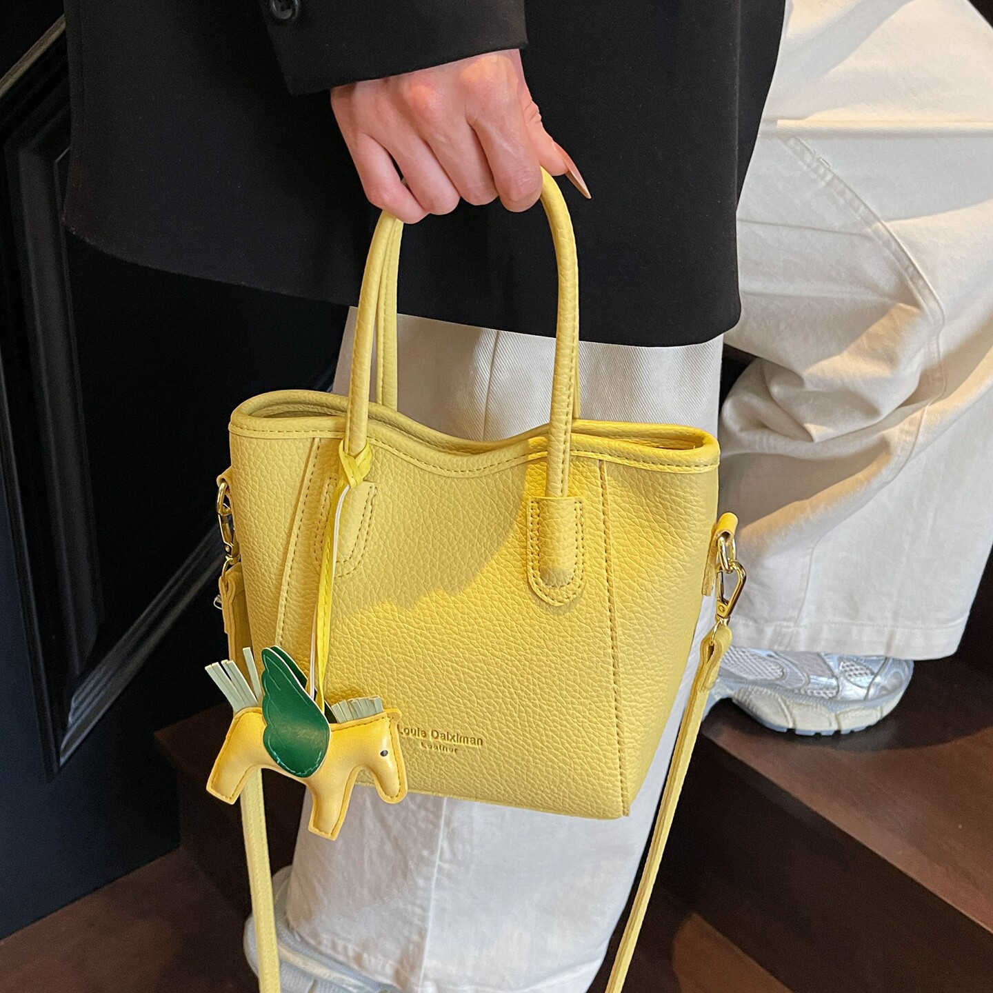 春夏流行爆款小众包包女式2026新款休闲百搭斜挎包超火手提水桶包