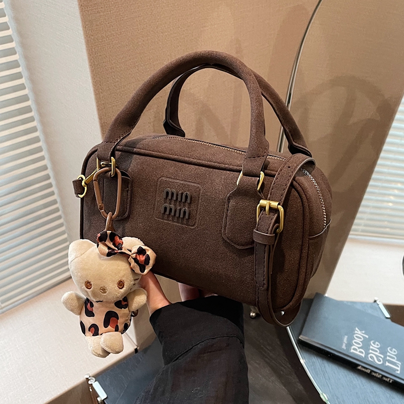 网红爆款磨砂小包包女士2025新款秋冬搭复古斜挎包手提保龄球包