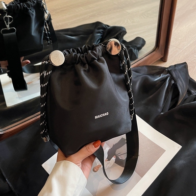 简约轻便百搭休闲斜跨水桶包