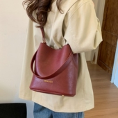 复古红色包包女2026新款 秋冬百搭大容量斜挎包通勤单肩腋下水桶包