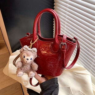 红色包包女2025新款高级感百搭小众斜挎包结婚新娘婚包手提水桶包