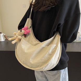 休闲大容量尼龙布包女2025新款学生通勤单肩包简约百搭斜挎饺子包