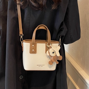 今年流行爆款小包包女2026新款秋冬休闲百搭斜挎包撞色手提水桶包