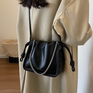 高级感超火小包包女式2026新款秋冬百搭云朵斜挎包时尚单肩水桶包