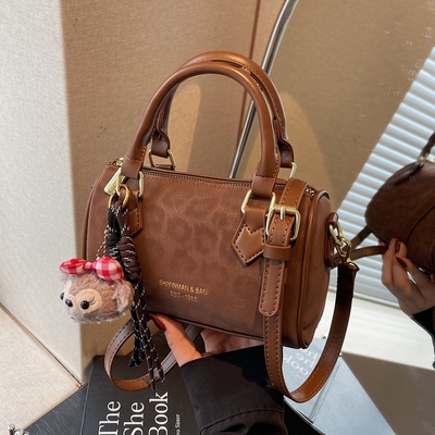 秋冬超火斜挎包豹纹手提枕头包